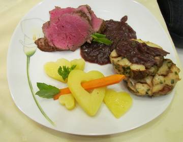 Tiroler Rinderfilet mit Kartoffelherzen und Serviettenknödel