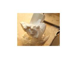 Schritt 1: Den Eischnee vorsichtig in einen Spritzsack füllen. Schritt 1: Den Eischnee vorsichtig in einen Spritzsack füllen.