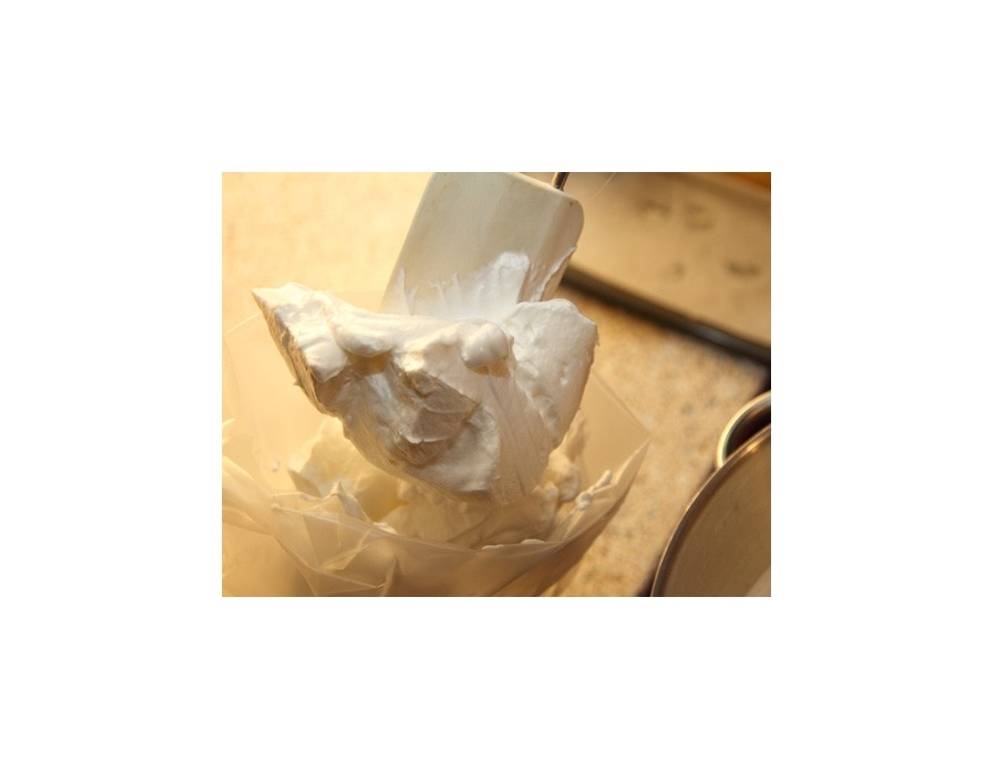 Schritt 1: Den Eischnee vorsichtig in einen Spritzsack füllen. Schritt 1: Den Eischnee vorsichtig in einen Spritzsack füllen.