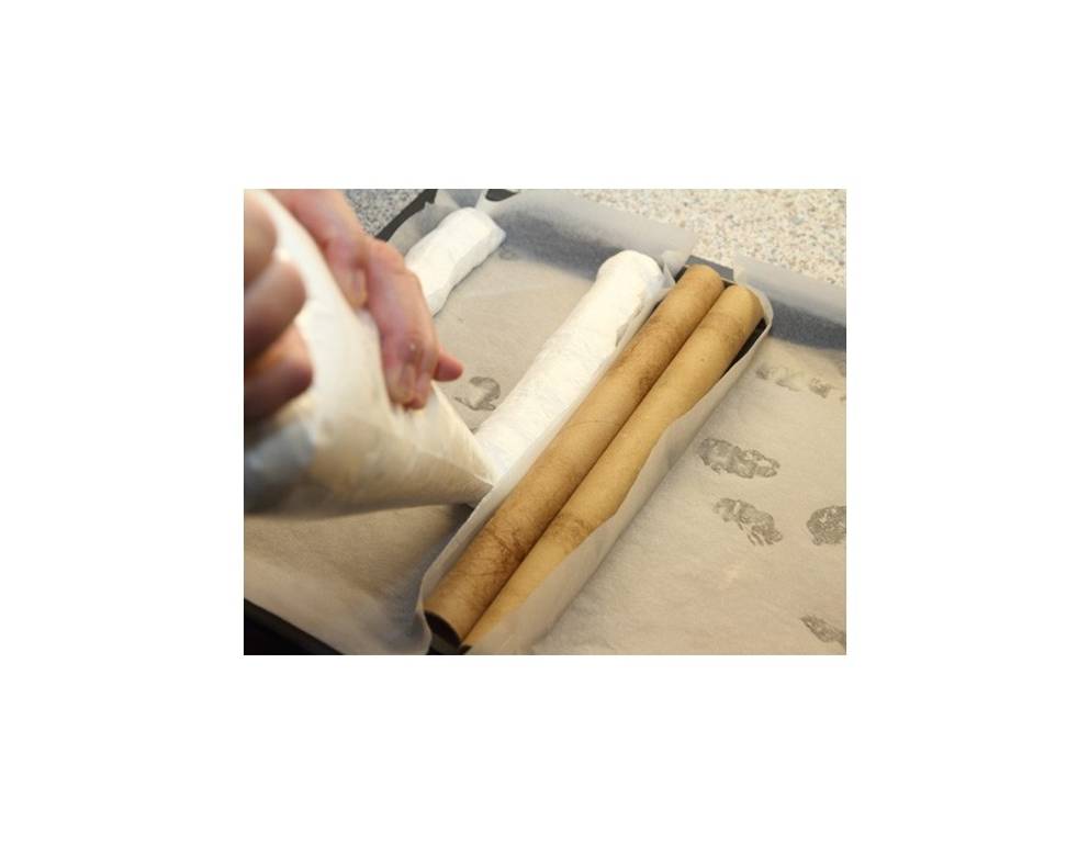 Schritt 2: 2 Streifen Backpapier (von 15 cm Breite und 40 cm Länge) getrennt von einander auf ein Backblech legen und mit der Eischneemasse beginnen. Schritt 2: 2 Streifen Backpapier (von 15 cm Breite und 40 cm Länge) getrennt von einander auf ein Backblech legen und mit der Eischneemasse beginnen.