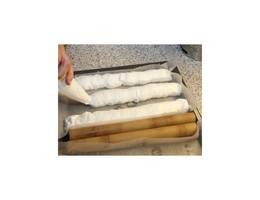 Schritt 3: Je 3 Streifen mit einer großen Lochtülle in gleichmäßigem Abstand dressieren. Schritt 3: Je 3 Streifen mit einer großen Lochtülle in gleichmäßigem Abstand dressieren.