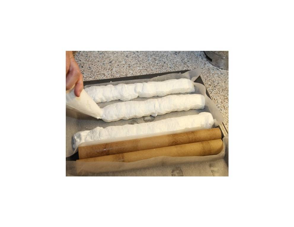 Schritt 3: Je 3 Streifen mit einer großen Lochtülle in gleichmäßigem Abstand dressieren. Schritt 3: Je 3 Streifen mit einer großen Lochtülle in gleichmäßigem Abstand dressieren.