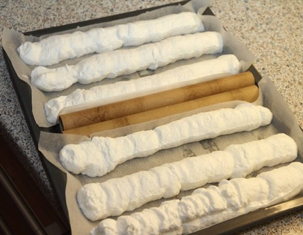 Schritt 4: Es sollten dann pro Papierstreifen 3 Längen Eischnee sein. Schritt 4: Es sollten dann pro Papierstreifen 3 Längen Eischnee sein.