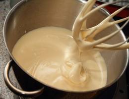 Schritt 5: Für die Biskuitmasse die Eier, Dotter, Vanille und Zucker schaumig rühren. Danach das Mehl einmischen. Schritt 5: Für die Biskuitmasse die Eier, Dotter, Vanille und Zucker schaumig rühren. Danach das Mehl einmischen.