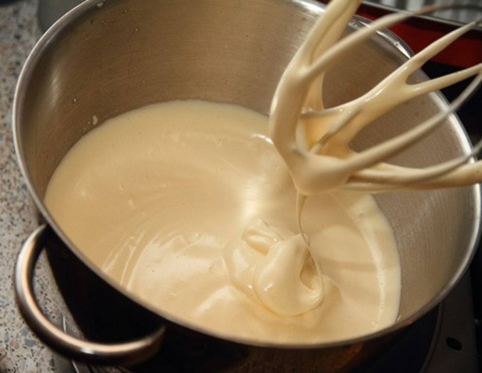 Schritt 5: Für die Biskuitmasse die Eier, Dotter, Vanille und Zucker schaumig rühren. Danach das Mehl einmischen. Schritt 5: Für die Biskuitmasse die Eier, Dotter, Vanille und Zucker schaumig rühren. Danach das Mehl einmischen.