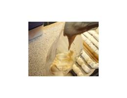 Schritt 6: Bisktuitmasse in eine Spritztülle geben. Schritt 6: Bisktuitmasse in eine Spritztülle geben.