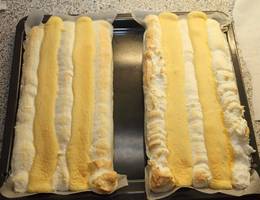 Schritt 9: Alles rasch mit Staubzucker bestäuben und bei 165 Grad Heißluft ca. 20 Minuten backen. Schritt 9: Alles rasch mit Staubzucker bestäuben und bei 165 Grad Heißluft ca. 20 Minuten backen.