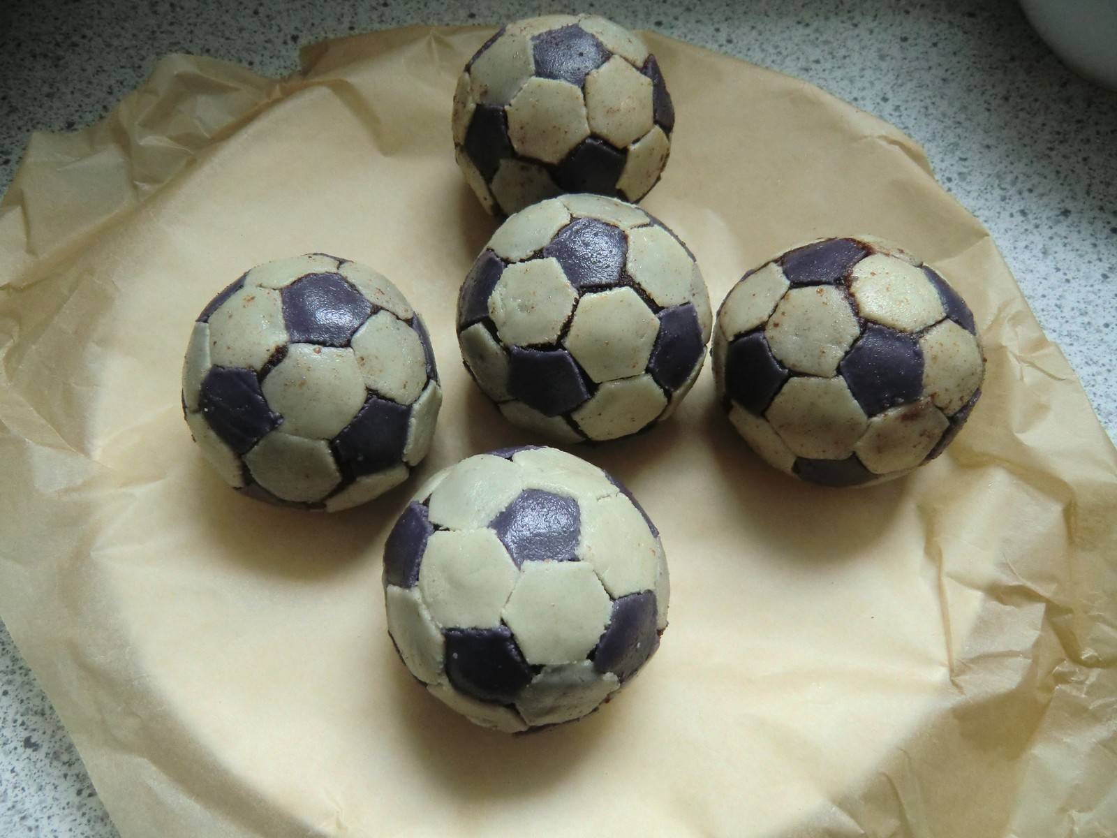 Marzipan-Schokoladen-Fußbälle