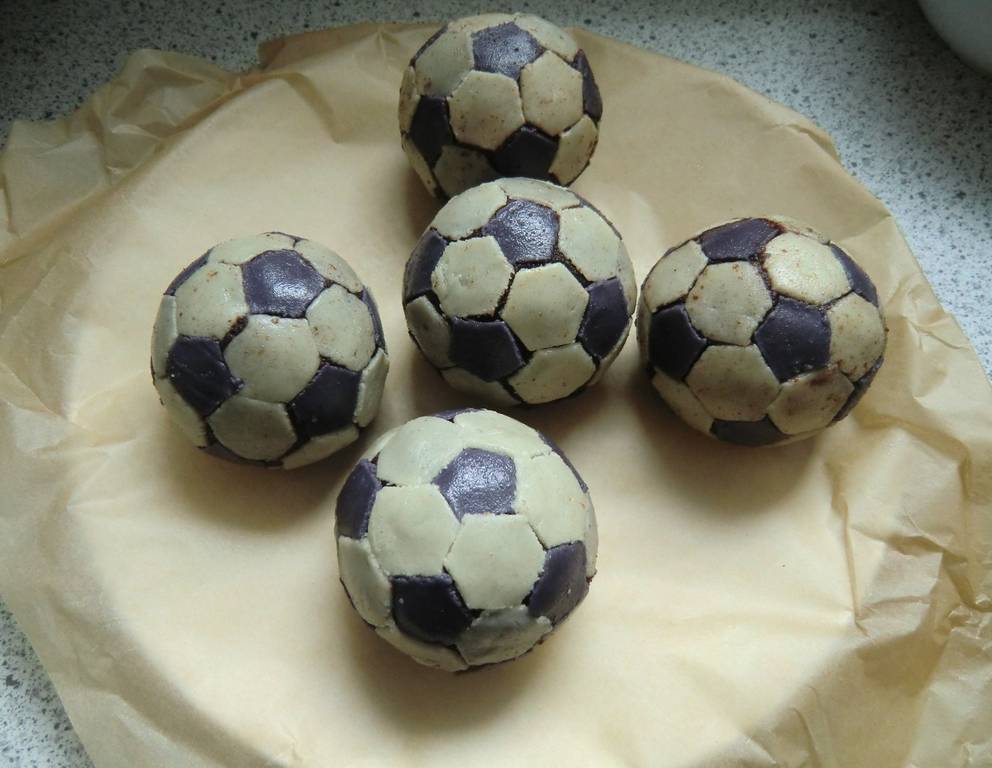Marzipan-Schokoladen-Fußbälle Marzipan-Schokoladen-Fußbälle