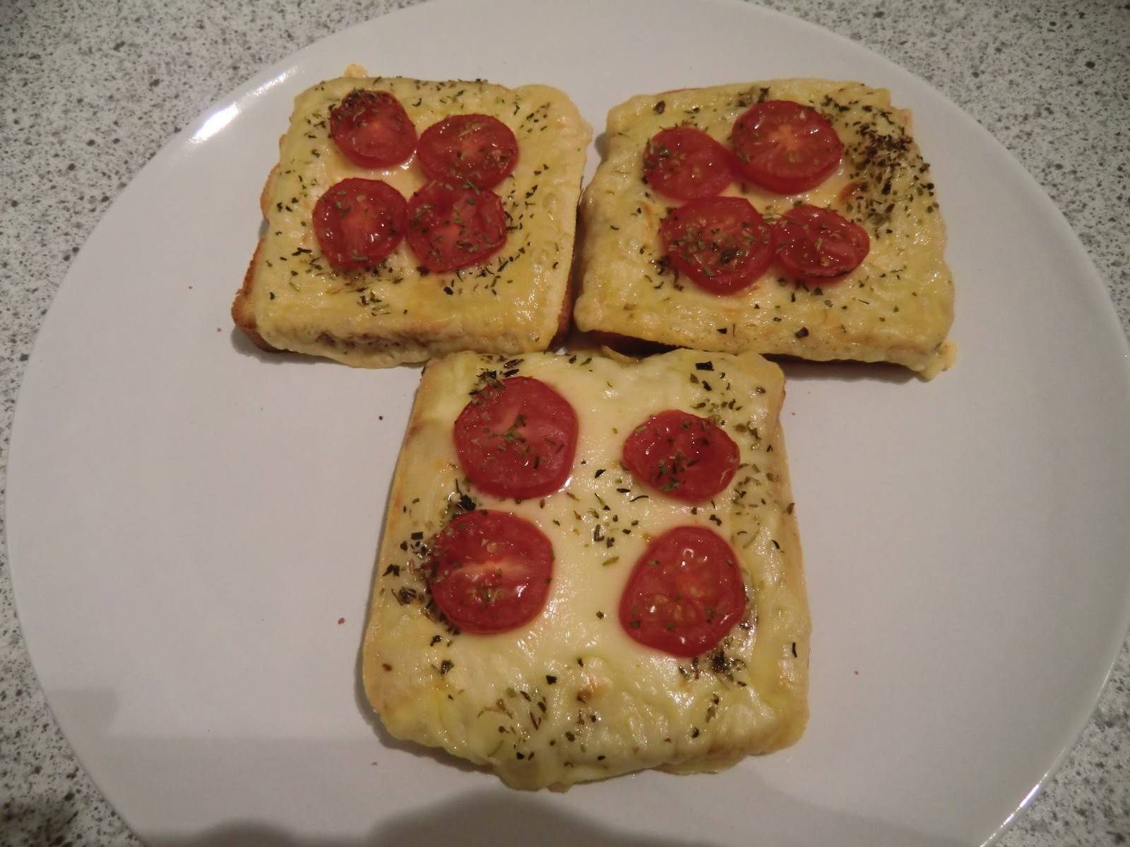 Überbackener Käse-Tomaten-Toast