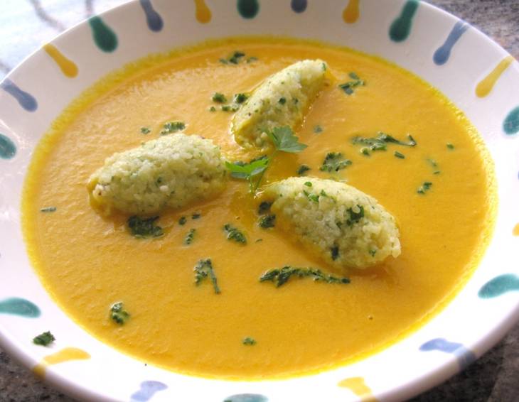 Karottensuppe mit Petersilnockerl Karottensuppe mit Petersilnockerl