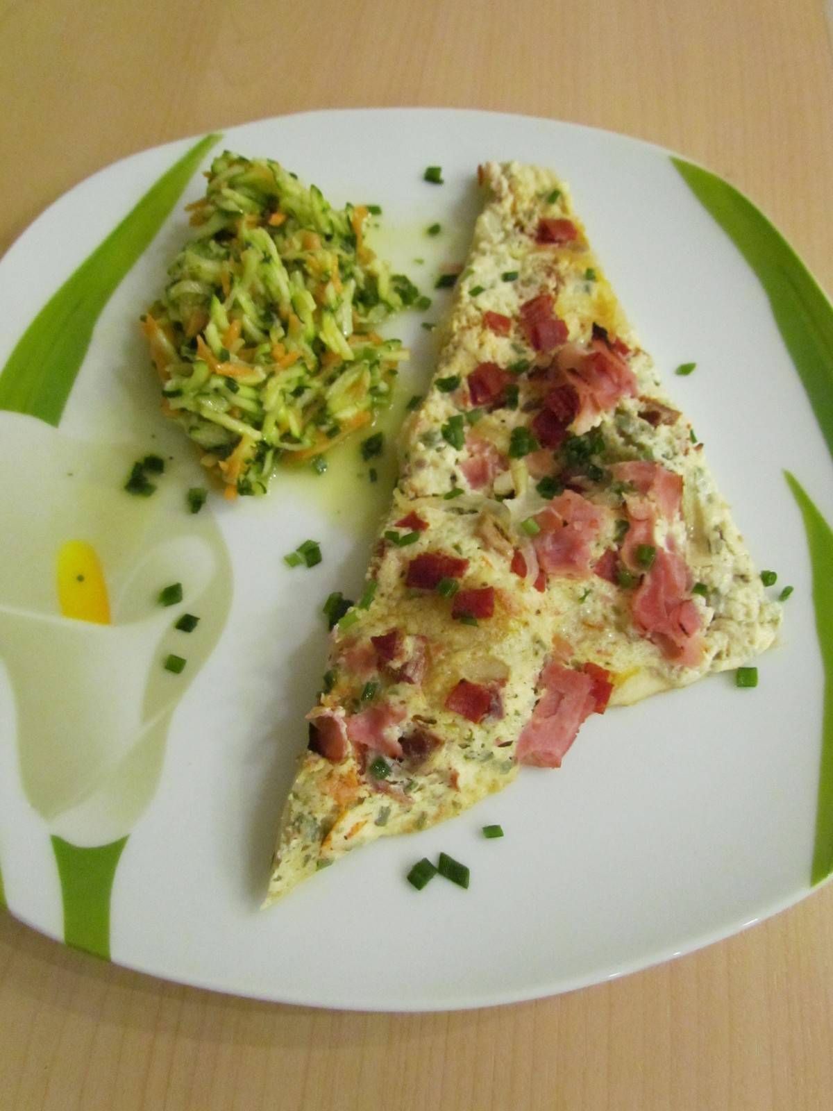 Flammkuchen mit Karotten-Zucchini-Salat