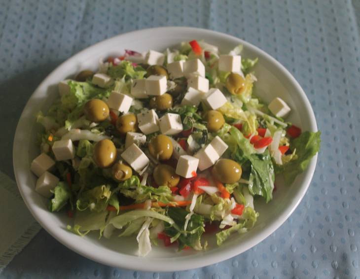Bunter Salat nach griechischer Art Bunter Salat nach griechischer Art