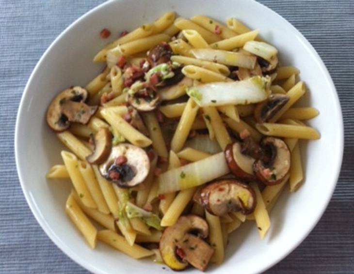 Winter-Pasta mit Chinakohl, Speck und Pilzen Winter-Pasta mit Chinakohl, Speck und Pilzen