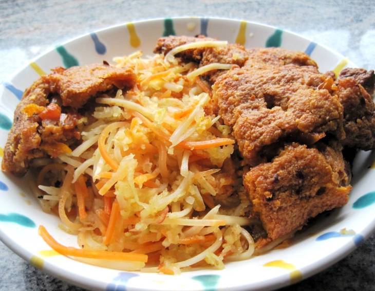 Käsepaprikaecken auf Karottenzellersalat Käsepaprikaecken auf Karottenzellersalat