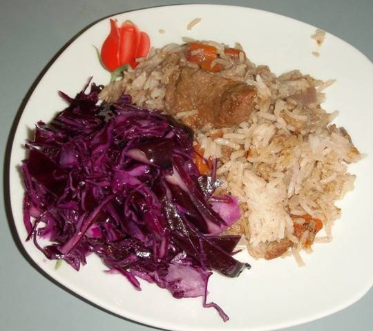 Kalbgeschnetzeltes mit Reis und Rotkrautsalat