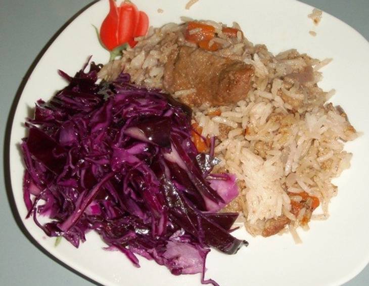 Kalbgeschnetzeltes mit Reis und Rotkrautsalat Kalbgeschnetzeltes mit Reis und Rotkrautsalat