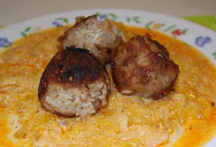 Kürbisgemüse mit Fleisch-Reis-Bällchen