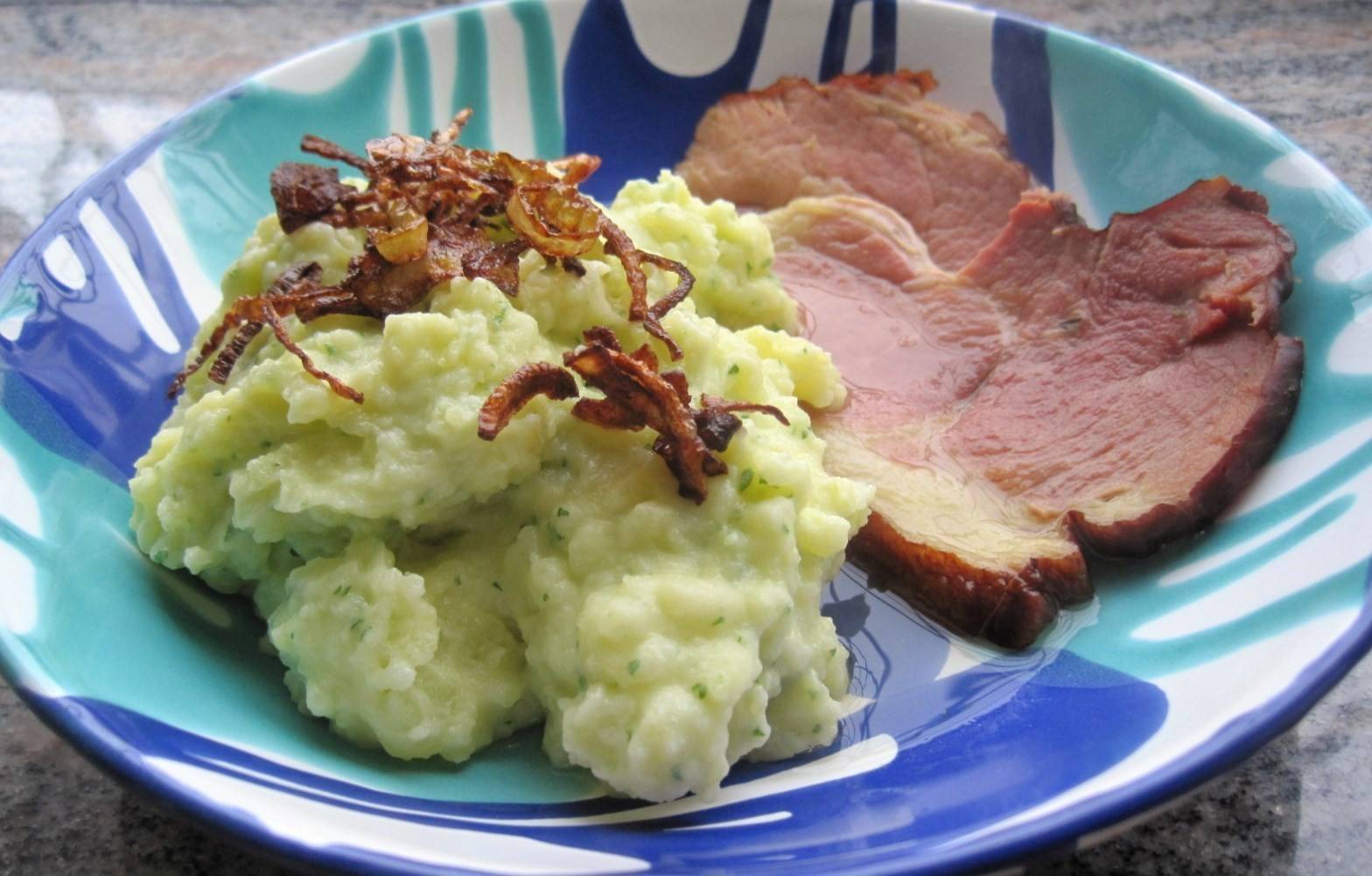 Geselchtes mit Erdäpfelpüree und Röstzwiebeln