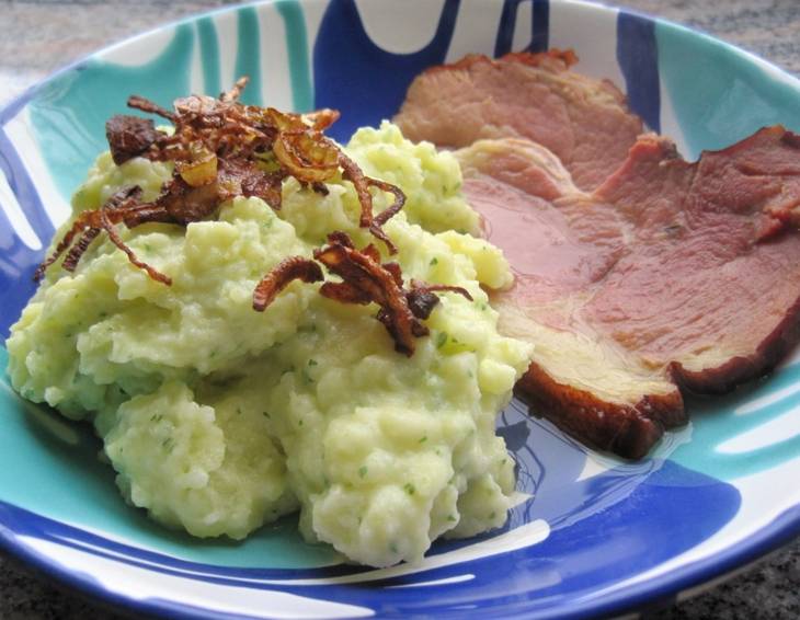 Geselchtes mit Erdäpfelpüree und Röstzwiebeln aus dem Druckkochtopf Geselchtes mit Erdäpfelpüree und Röstzwiebeln aus dem Druckkochtopf