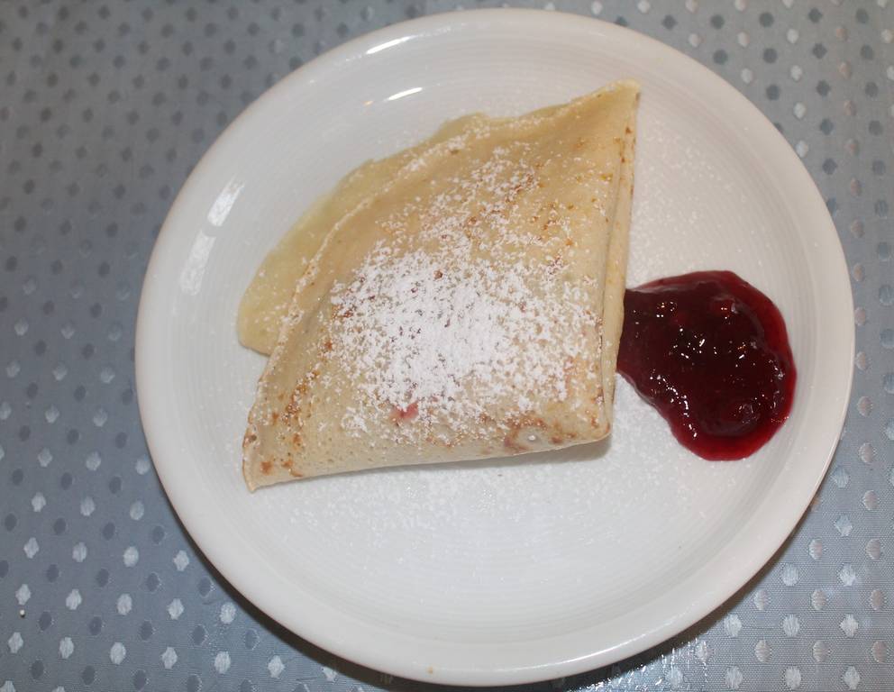 Topfenpalatschinken mit Preiselbeermarmelade Topfenpalatschinken mit Preiselbeermarmelade