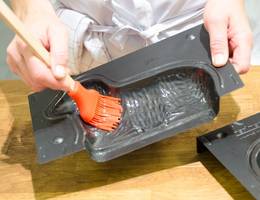 Schritt 1: Die Form mit flüssiger Butter bestreichen. Schritt 1: Die Form mit flüssiger Butter bestreichen.