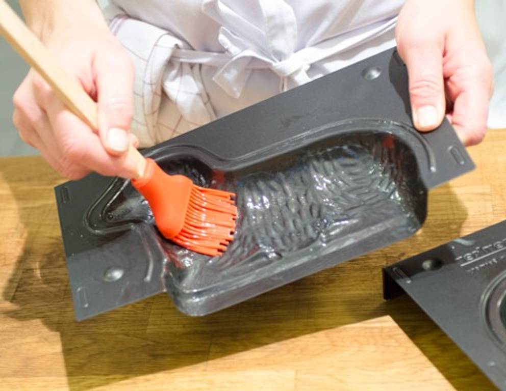 Schritt 1: Die Form mit flüssiger Butter bestreichen. Schritt 1: Die Form mit flüssiger Butter bestreichen.