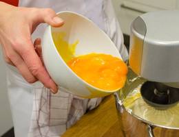 Schritt 3: Butter, Staubzucker, Vanillezucker, Maisstärke, Zitronenschale, Rum und Salz schaumig rühren. Nach und nach die Dotter untermengen. Schritt 3: Butter, Staubzucker, Vanillezucker, Maisstärke, Zitronenschale, Rum und Salz schaumig rühren. Nach und nach die Dotter untermengen.