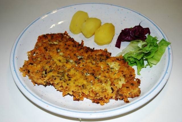 Putenbrust in pikanter Käse-Kürbiskernpanier
