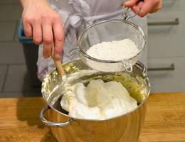 Schritt 5: Eischnee zur Dottermasse geben und anschließend das Mehl hineinsieben. Schritt 5: Eischnee zur Dottermasse geben und anschließend das Mehl hineinsieben.