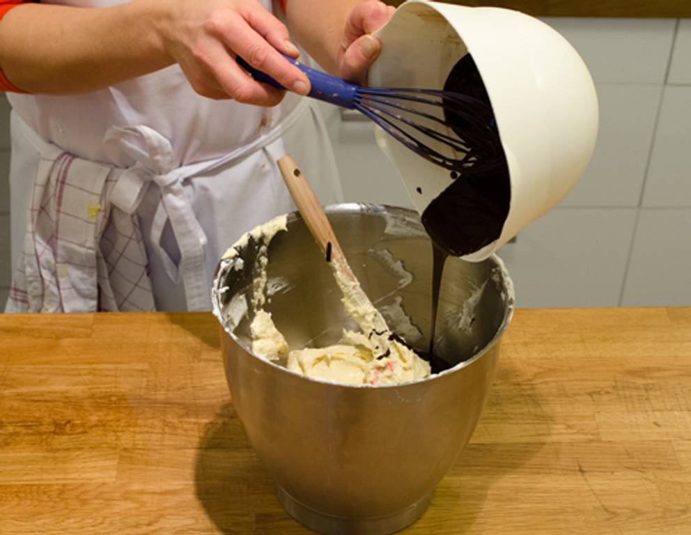 Schritt 8: Optional: Für eine dunkle Masse flüssige Schokolade oder Kakaopulver hinzufügen. Schritt 8: Optional: Für eine dunkle Masse flüssige Schokolade oder Kakaopulver hinzufügen.