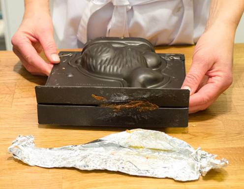 Nach dem Backen, die Osterfiguren herausnehmen und die Form vorsichtig öffnen.