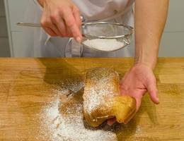 Schritt 15: Das Lämmchen mit Staubzucker bestreuen. Schritt 15: Das Lämmchen mit Staubzucker bestreuen.