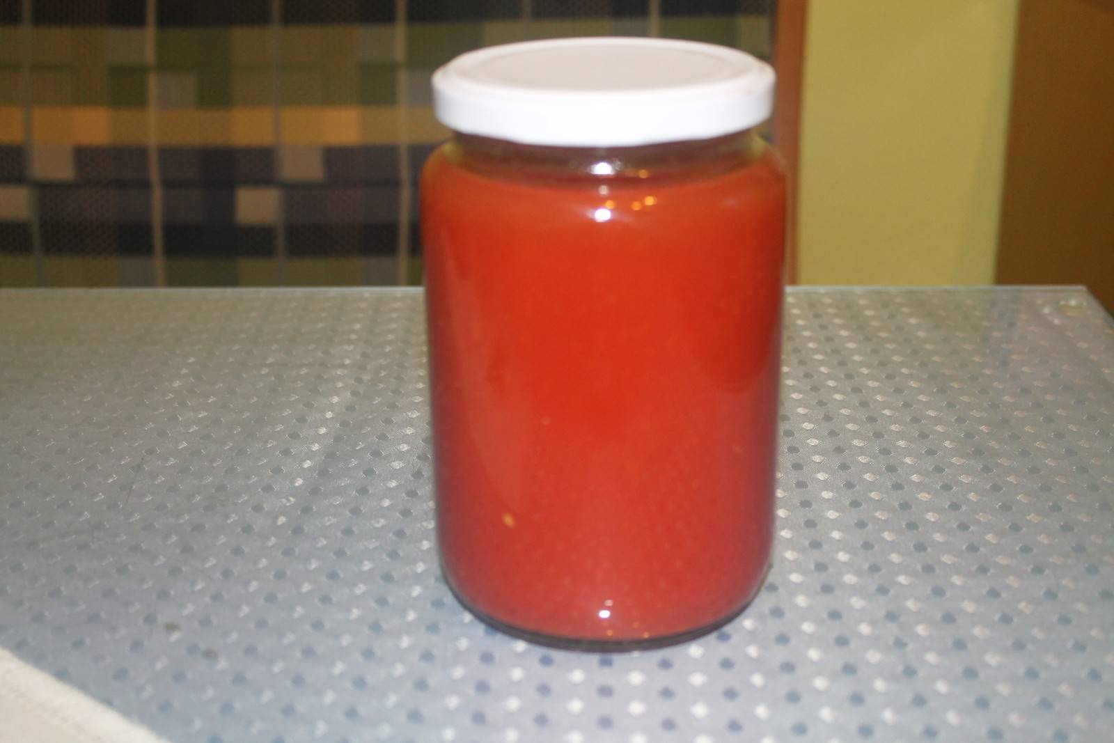 Tomatensauce in Gläser
