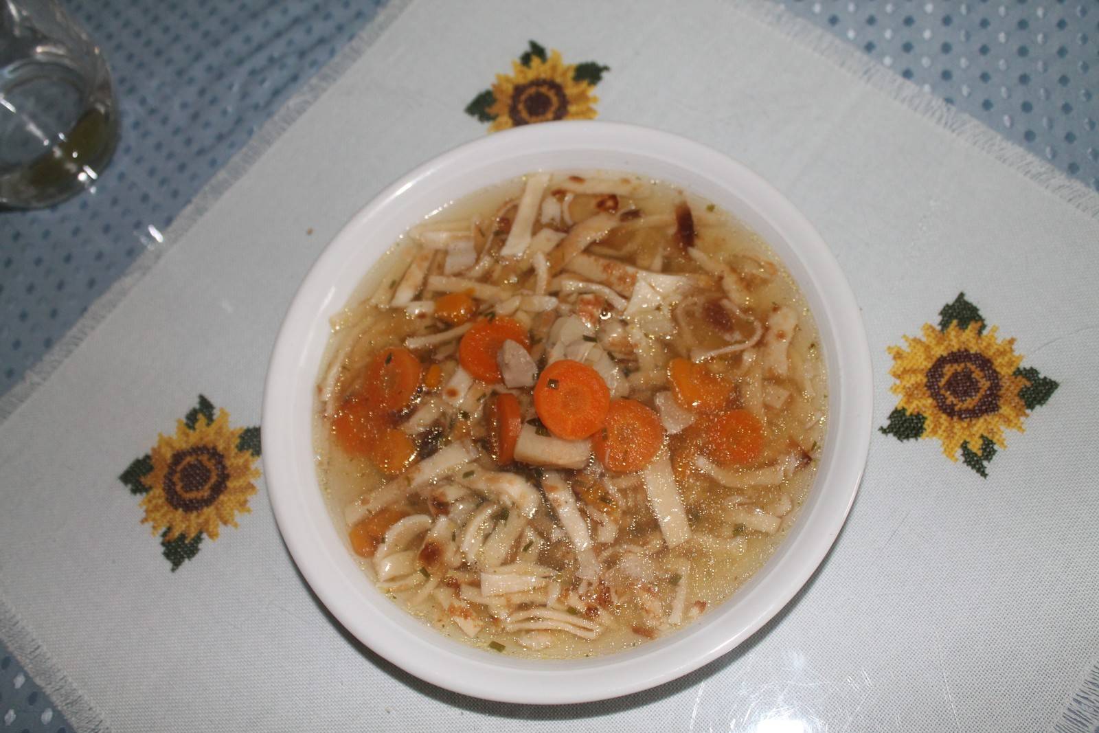 Hühnersuppe mit Frittaten Rezept - ichkoche.de Hühnersuppe mit Frittaten Rezept - ichkoche.de