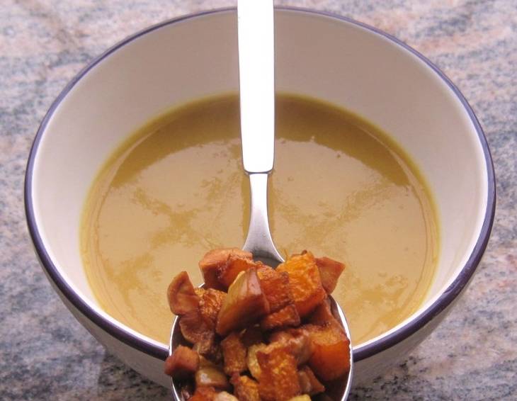 Kürbis-Maronisuppe mit dreierlei Croutons Kürbis-Maronisuppe mit dreierlei Croutons