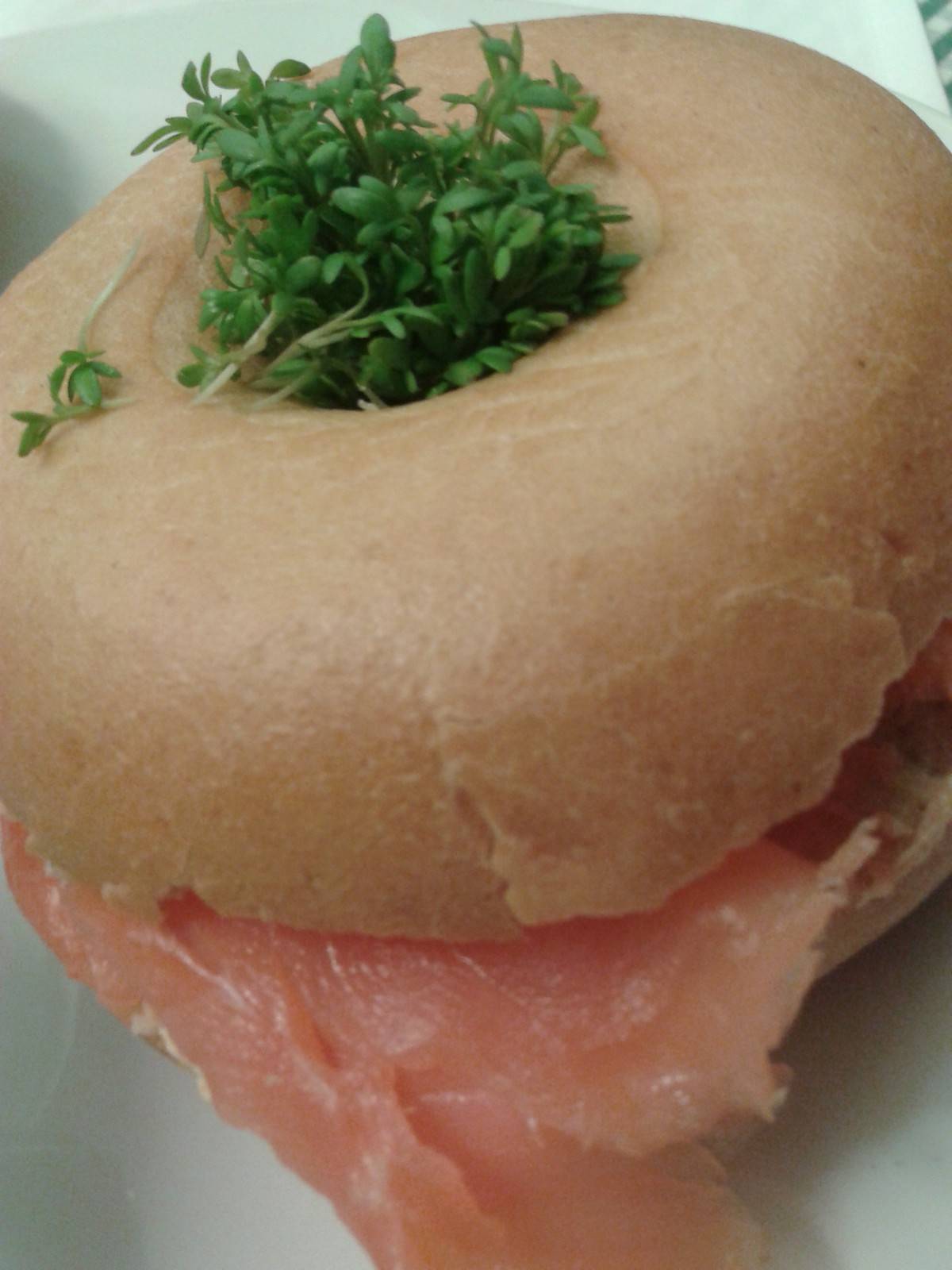 Frischkäse-Lachs-Bagel mit Kresse Rezept - ichkoche.ch