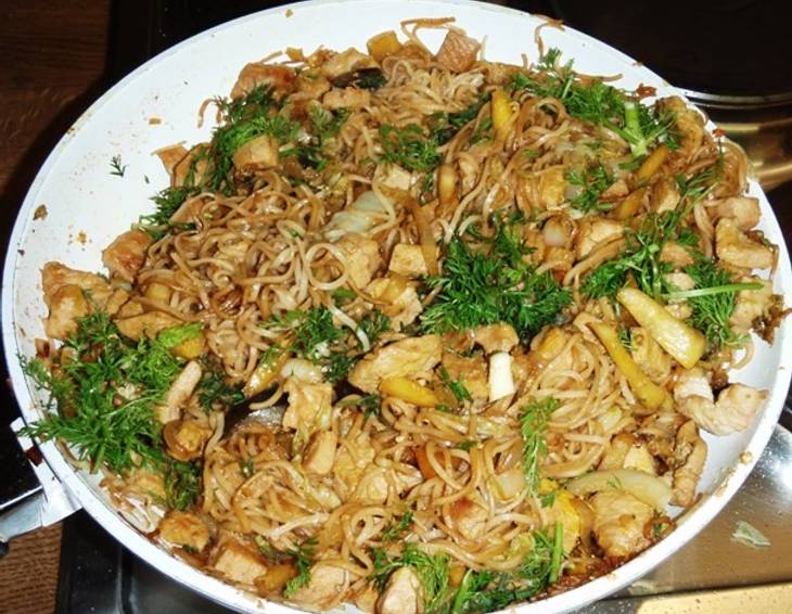 Chinesische Nudeln mit Putenfleisch Chinesische Nudeln mit Putenfleisch