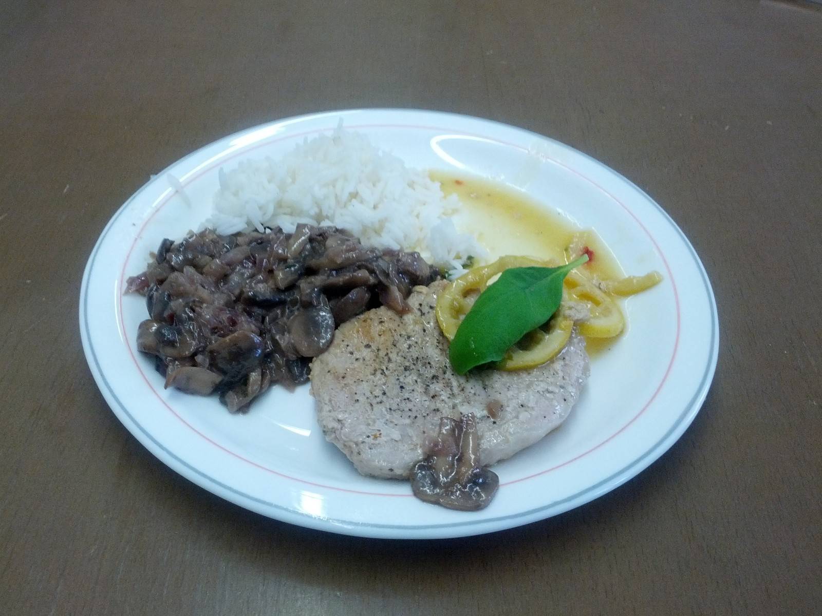 Steak in Zitronensauce mit Reis und Champignons