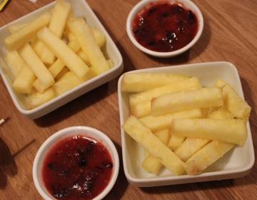 Ananas-Pommes mit Beeren-Ketchup