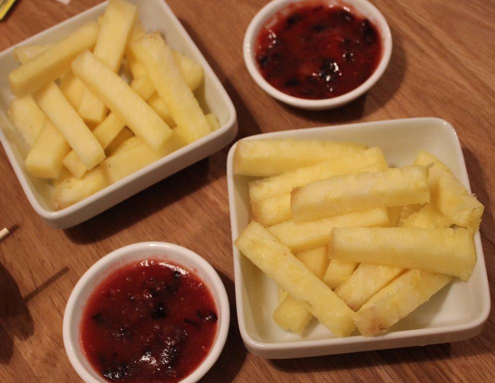 Ananas-Pommes mit Beeren-Ketchup Ananas-Pommes mit Beeren-Ketchup