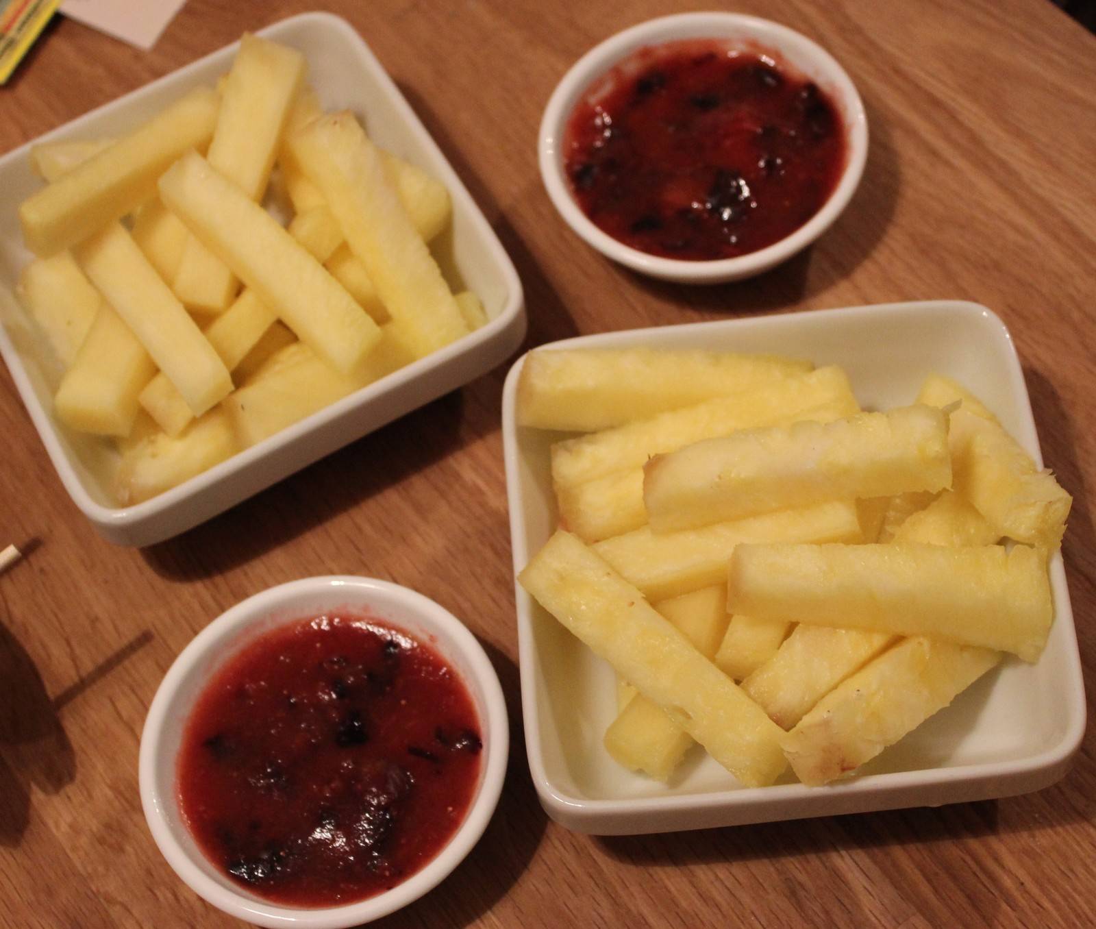 Ananas-Pommes mit Beeren-Ketchup Rezept - ichkoche.de Ananas-Pommes mit Beeren-Ketchup Rezept - ichkoche.de