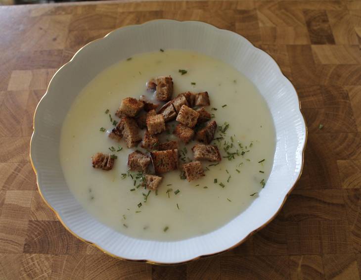 Knoblauchcremesuppe mit dunklen Croutons Knoblauchcremesuppe mit dunklen Croutons
