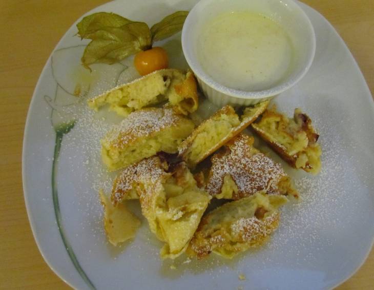 Apfel-Pflaumen-Physalis Schmarren mit Vanillesauce Apfel-Pflaumen-Physalis Schmarren mit Vanillesauce