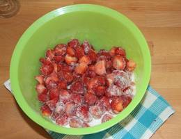 Die Erdbeeren mit Zucker überstreut einige Stunden stehen lassen.