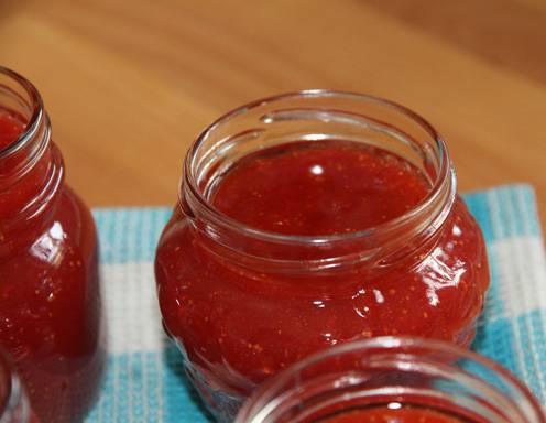 Zügig die Gläser füllen, die Marmelade sollte nicht zu sehr abkühlen. Und vorsicht: die Marmelade ist sehr heiß!  	

Damit sich an der Marmeladenoberfläche kein Schimmel bilden kann, mit etwas Alkohol beträufeln.
Den Alkohol auf der Marillenmarmelade anzünden.
Warten Sie bis der Alkohol verbrannt ist.