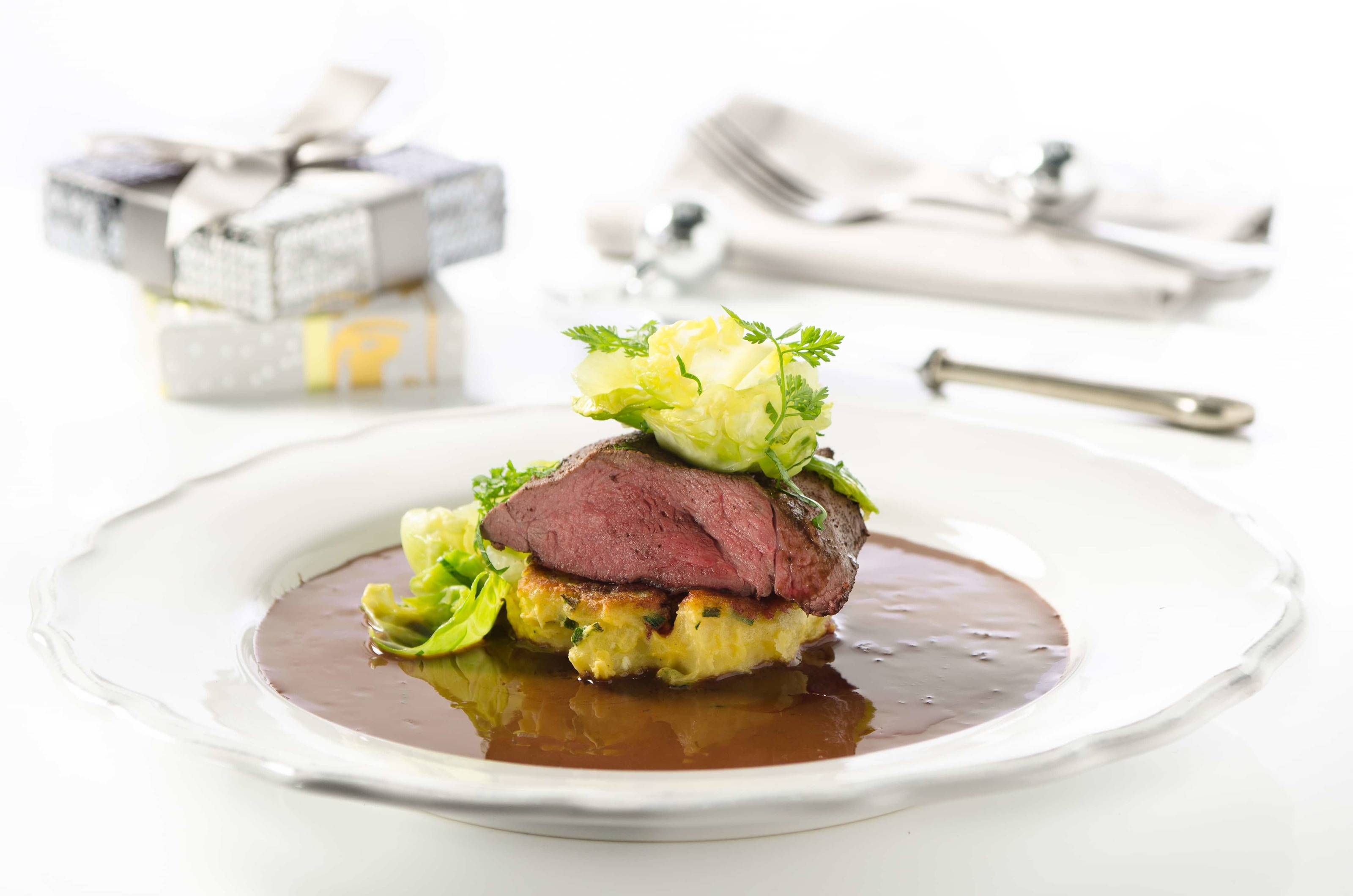 Rehkeule in Schokosauce mit Kartoffellaibchen und Salat