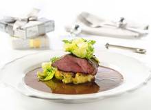 Rehkeule in Schokosauce mit Kartoffellaibchen und Salat Rehkeule in Schokosauce mit Kartoffellaibchen und Salat