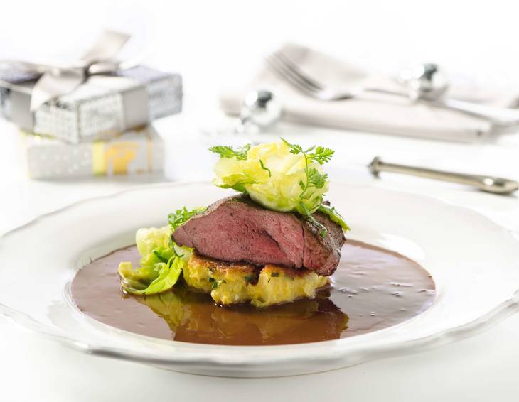 Rehkeule in Schokosauce mit Kartoffellaibchen und Salat