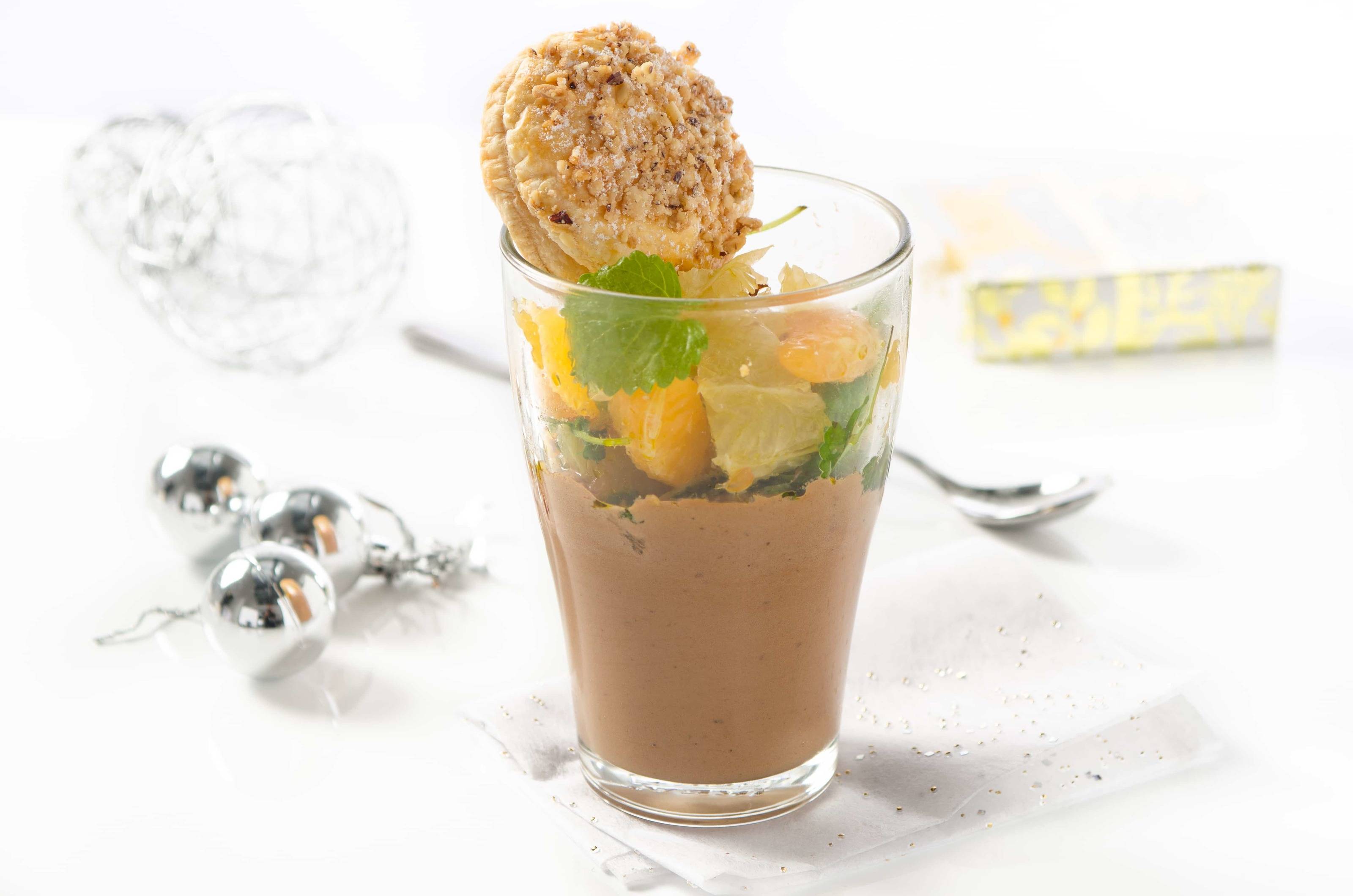 Schokoladenmousse mit Zitrusfrüchten und Nuss-Kissen